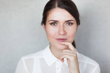 Genç kız düşünüyor ve gülümsüyor