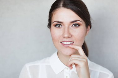 Genç kız düşünüyor ve gülümsüyor