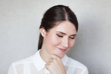 Genç kız düşünüyor ve gülümsüyor