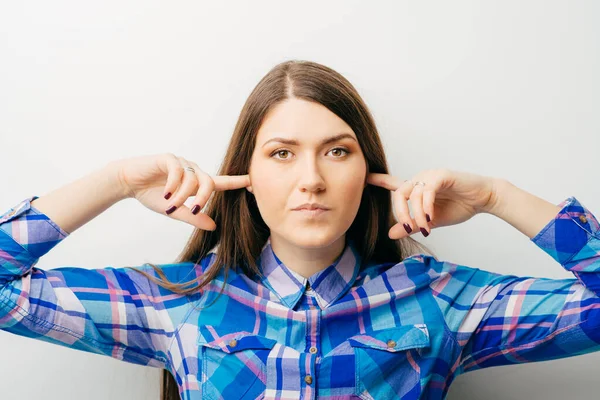 白い背景の上に孤立した 手で彼女の耳をカバー若い女性の肖像画 — ストック写真