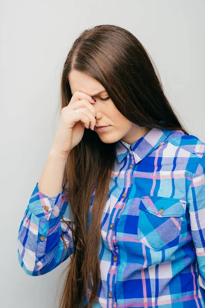 头疼得要命 美丽的年轻女子在白种人的衬托下 触摸着头 紧闭双眼 — 图库照片