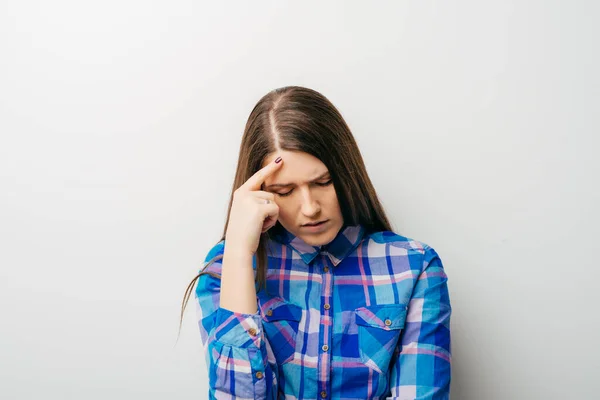 Nahaufnahme Porträt Einer Jungen Frau Kopf Kratzend Nachdenkend Tief Über — Stockfoto