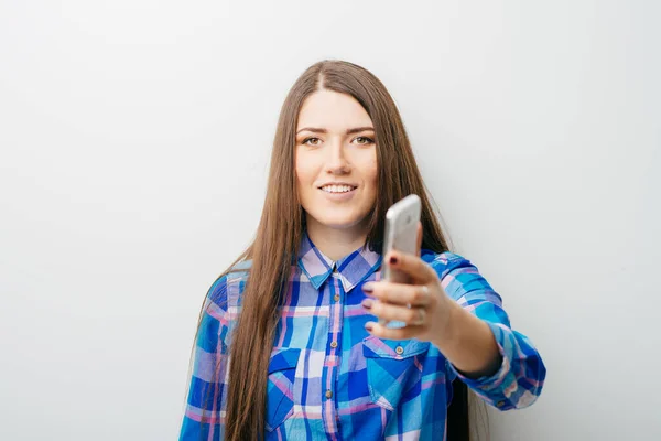 Geïsoleerde Jonge Vrouw Met Telefoon — Stockfoto