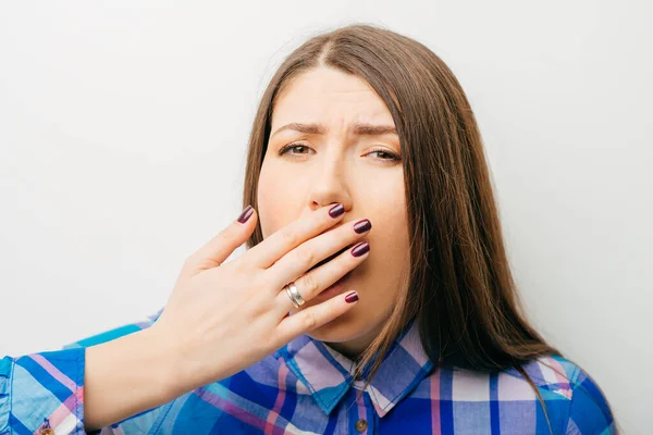 Uno Sfondo Bianco Giovane Ragazza Sbadiglia — Foto Stock