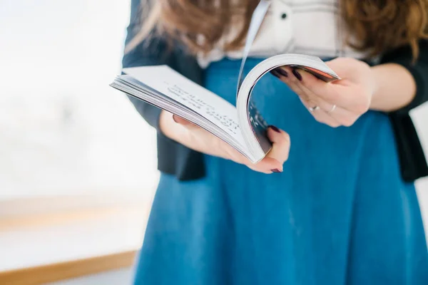 Mãos Uma Jovem Segurando Uma Revista — Fotografia de Stock