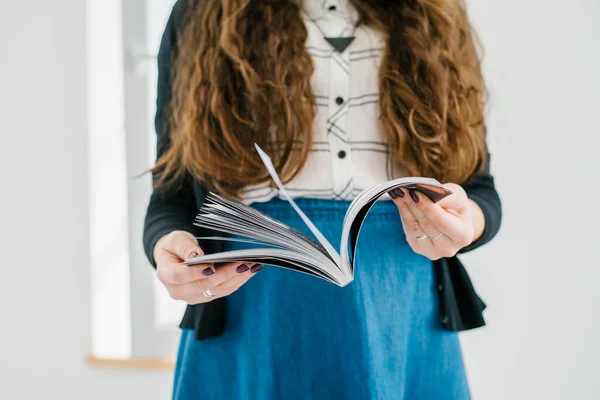 Concepto Hogar Ocio Mujer Sonriente Leyendo Revista Casa — Foto de Stock