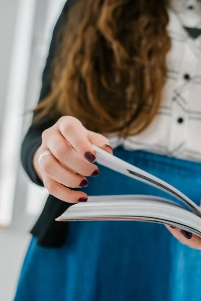 Sobre Fondo Blanco Chica Hojeando Través Una Revista — Foto de Stock