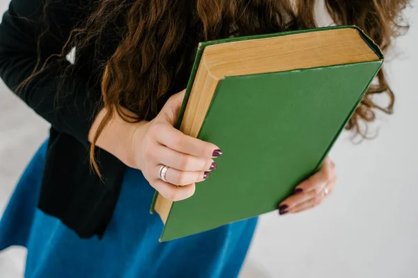 Donna Che Legge Suo Libro — Foto Stock