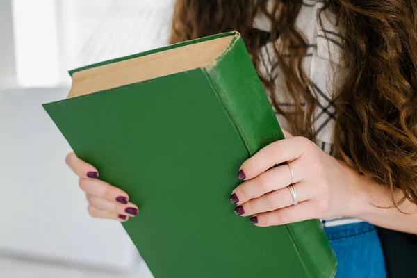 Mujer Leyendo Libro — Foto de Stock