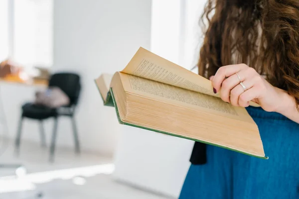 Νεαρό Κορίτσι Ενηλίκων Ανάγνωση Βιβλίο Κοντά Στο Παράθυρο — Φωτογραφία Αρχείου