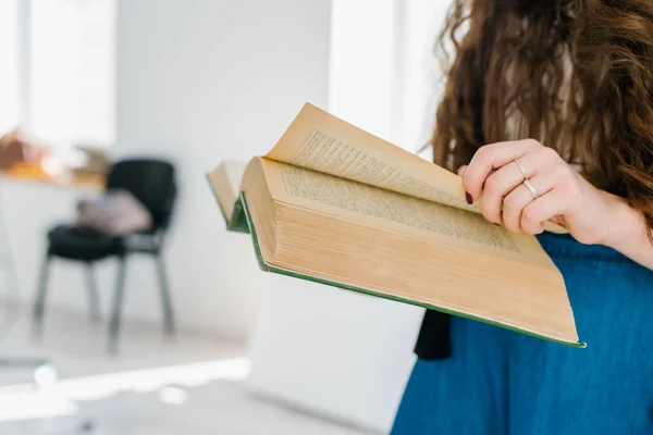 Joven Chica Adulta Leyendo Libro Cerca Ventana — Foto de Stock