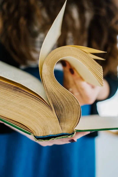 Manos Femeninas Hojas Libro Viejo Grande Cerca — Foto de Stock