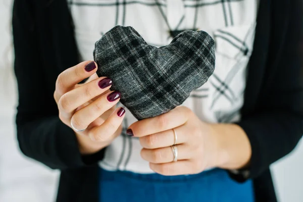 Imagem Pequeno Coração Nas Mãos Fêmea Detém Brinquedo Macio Costurado — Fotografia de Stock