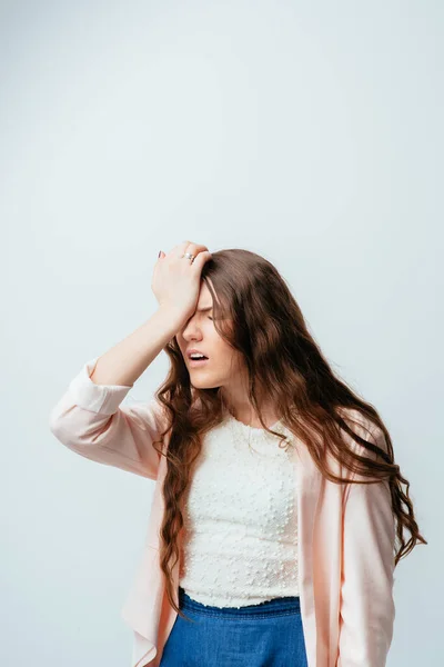 Auf Grauem Hintergrund Junges Mädchen Zum Leidwesen — Stockfoto