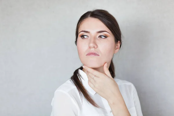 Retrato Uma Bela Mulher Jovem Pensando — Fotografia de Stock