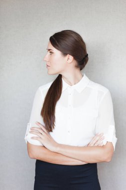 Sıradan bir genç kadının kameradan bakışının yan görüntüsü..