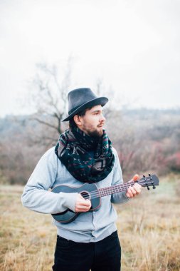 Ukulele çalan genç adam.