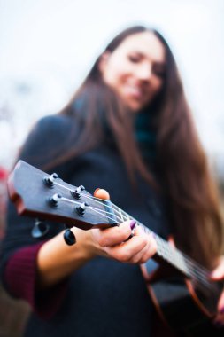 Genç kadınlar stüdyoda gitar çalıyorlar.