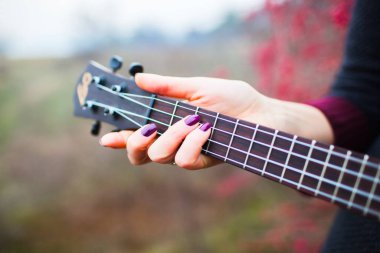 Genç kadınlar stüdyoda gitar çalıyorlar.