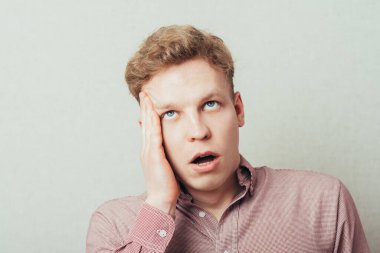 Adamın başı ağrıyor.