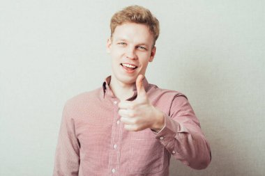 Adam başparmağını kaldırıyor