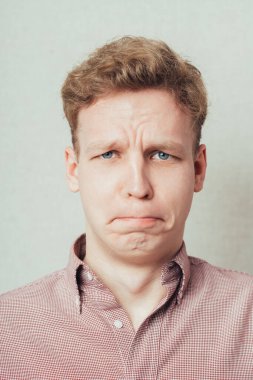 Stüdyoda poz veren adam