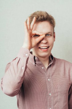 Stüdyoda poz veren adam