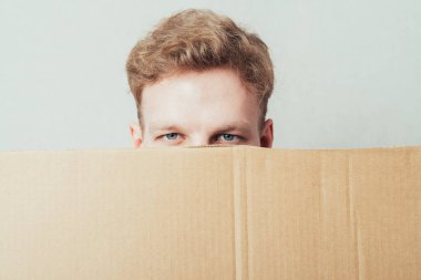 Stüdyoda poz veren adam