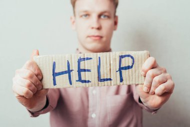 Adam okuma yardımı gösteren bir pankart gösterir