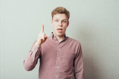 Adam işaret parmağını havaya kaldırır.