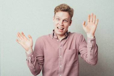 Adam neşeyle el sallayarak gülüyor.