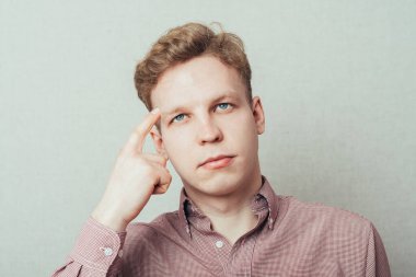 Stüdyoda poz veren adam