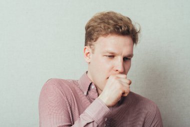 Adam hastalandı ve öksürdü.