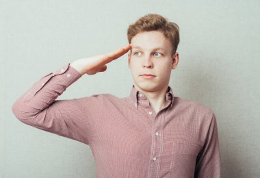 Stüdyoda poz veren adam