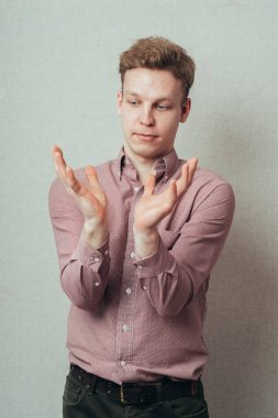 El ele tutuşan adam görünmez bir şey