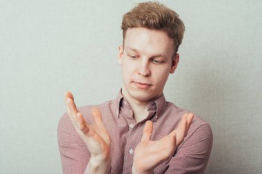 Adam görünmez bir şey tutuyor.