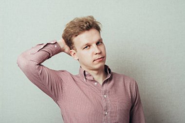 Stüdyoda poz veren adam