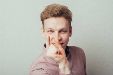 Adam görünmez bir şey tutuyor.