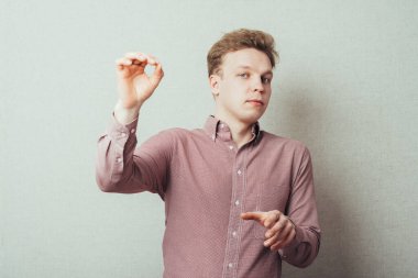 Stüdyoda poz veren adam