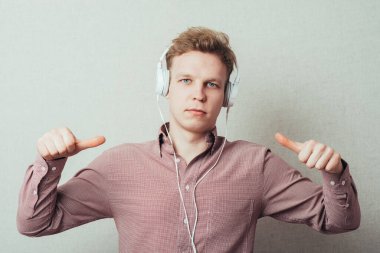 Stüdyoda poz veren adam