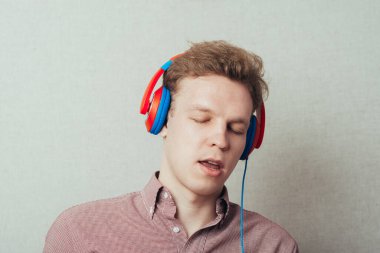 Stüdyoda poz veren adam