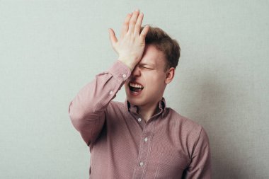 Bir adamın başı ağrır.