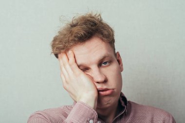 Stüdyoda poz veren adam