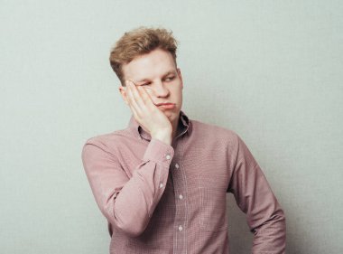 Stüdyoda poz veren adam