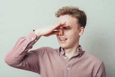 Stüdyoda poz veren adam