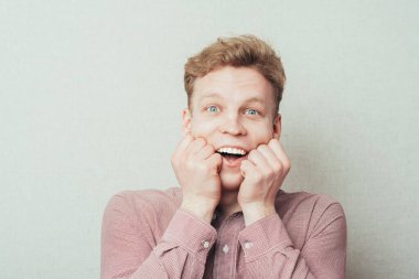 Stüdyoda poz veren adam