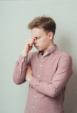 Bir adamın başı ağrır.