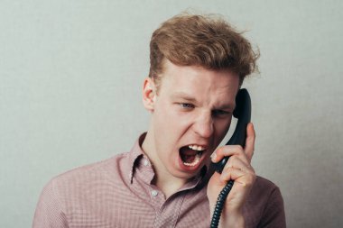 Adam ev telefonundan bağırıyor.