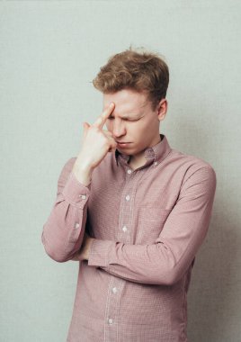 Bir adamın başı ağrır.