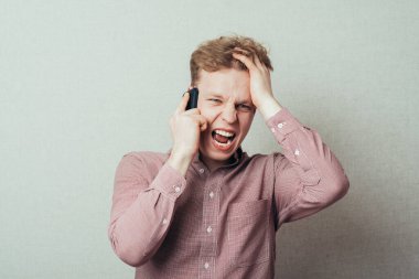 Adam cep telefonundan bağırıyor.